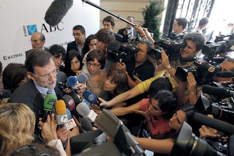 Mariano Rajoy, rodeado de periodistas, se expresa sobre los sucesos en el Parlament. | Efe