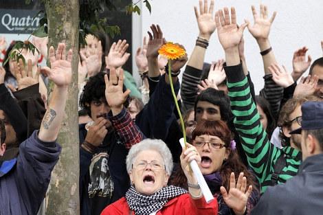 Los 'indignados', en la protesta de esta maana ante el Parlamento gallego. | Efe