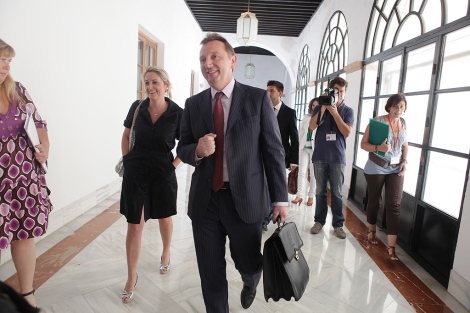 El consejero de Empleo, Manuel Recio, en los pasillos del Parlamento. | Conchitina