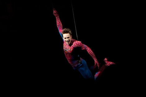 Reeve Carney, con el traje de Spider-Man. | AP