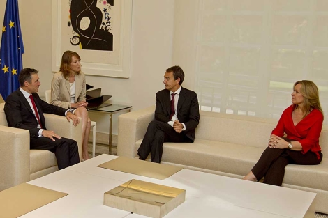 Zapatero y Jimnez, con Rasmussen en La Moncloa. | AP / Paul White