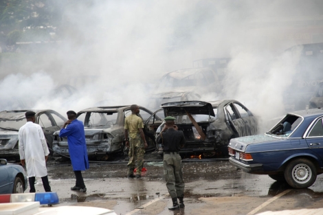 Cuerpos de seguridad supervisan el lugar despus de la explosin suicida en Abuja. | AP