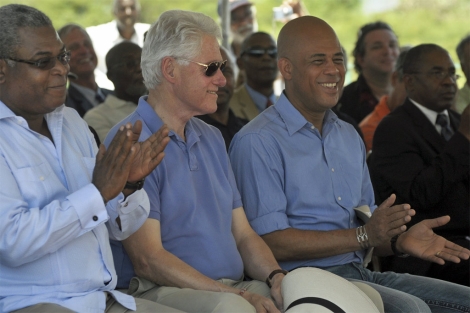 Jean-Max Bellerive (izqda.), Bill Clinton y Michel Joseph Martelly (dcha.). | Reuters