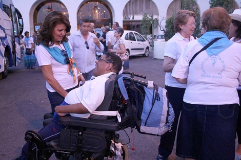 Voluntarios y discapacitados en el momento de la partida de los autobuses. | Cortesa FPL