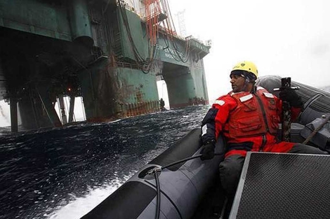Kumi Naidoo se dirige a la plataforma petrolfera de Cairn Energy en el rtico. | Greenpeace.
