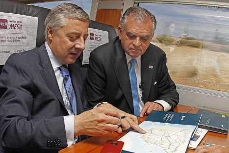 El ministro de Fomento, Jos Blanco, y el secretario de Transportes de EEUU, Ray LaHood, durante su viaje a Cuenca en el AVE. | Juan Carlos Hidalgo (Efe)