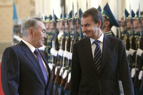 Zapatero, junto al presidente kazajo, antes de viajar a Rusia. | Efe/Paco Campos