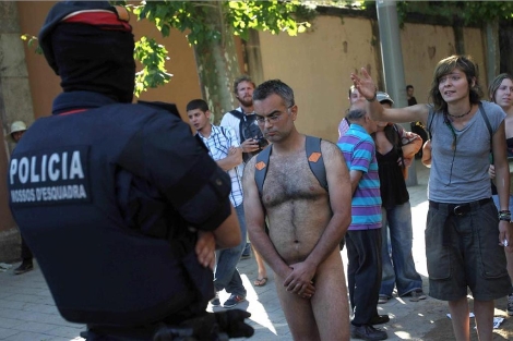 Un manifestante protesta desnudo frente al Parlament cataln. | Efe
