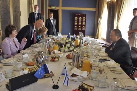 Frente a frente: Catherine Ashton, izquierda, y Avigdor Lieberman, derecha, en Jerusaln. | Efe