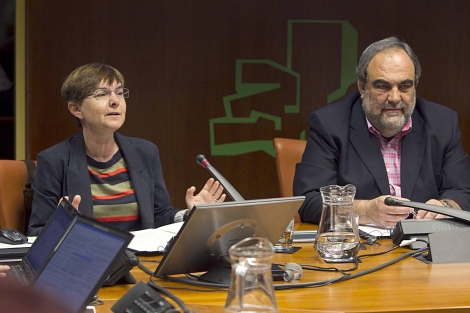 La consejera de Trabajo, Gemma Zabaleta, y el presidente de la comisin, Mikel Unzalu. | Efe