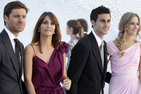 Xabi Alonso y lvaro Arbeloa, con sus parejas, en la boda de Albiol. | Efe