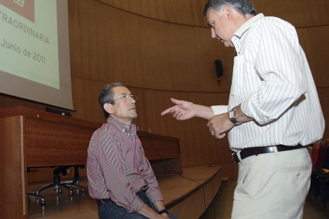 Luna conversa con Roque Moreno en la Asamblea Extraordinaria del PSPV en Alicante. | Efe