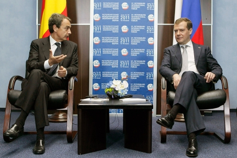 El presidente Zapatero, junto al presidente ruso Medvdev (dcha.). | Efe