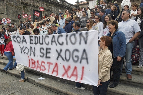 Los manifestantes, con sus pancartas en la Plaza de la Quintana. | Efe
