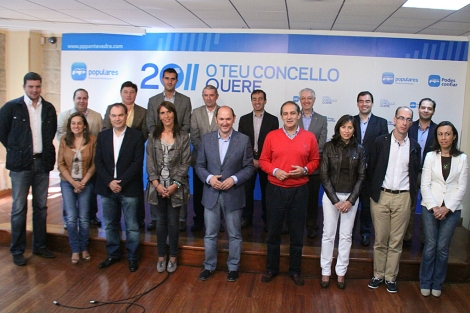 Rafael Louzn, con los 17 diputados provinciales de Pontevedra. | N. P.