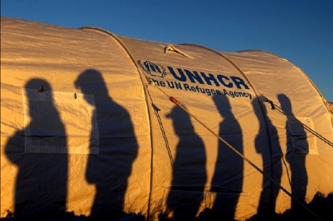 Sombras de refugiados en un campamento en la frontera entre Tnez y Libia. | Reuters