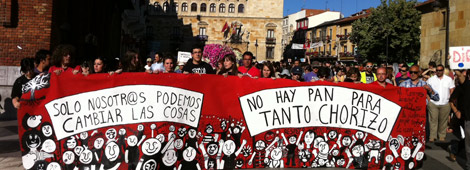 Ms de 5.000 'indiganados' en Len bajo el lema 'No hay pan para tanto chorizo'. | S.C.
