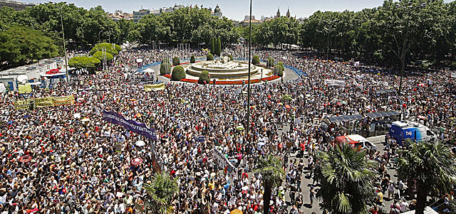 Miles de personas, unas 35.000 según la Policía, en la plaza de Neptuno de Madrid. | Efe MÁS FOTOS