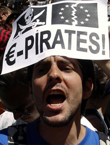 Un manifestante clama contra el Pacto del Euro en Madrid. | Afp