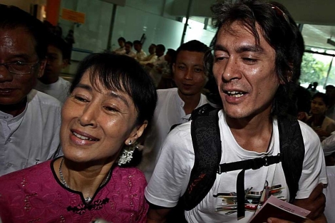 La opositora, junto a su hijo, en Yangon.| Efe
