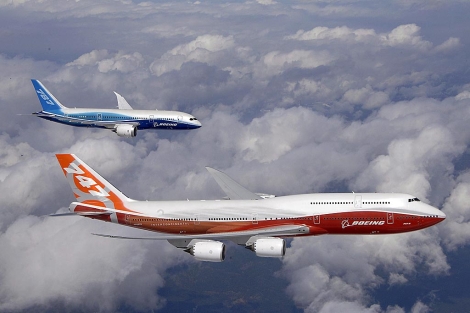 El Boeing 747-8 Intercontinental realizando su primer vuelo de prueba junto al B787 'Dreamliner' el pasado 16 de abril | Boeing