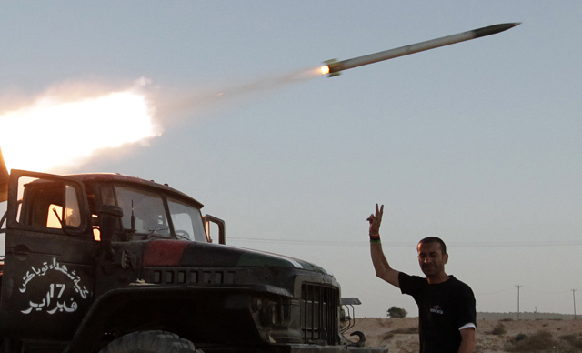 Un rebelde saluda mientras un cohete se dirige a las lneas enemigas. | Ap