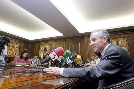 Emilio Gutirrez, en la rueda de prensa ofrecida en el Ayuntamiento de Len. | B.Y.A.