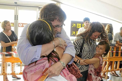Familias vascas reciben a los nios de Chernbil en el aeropuerto de Loiu. | Patxi Corral