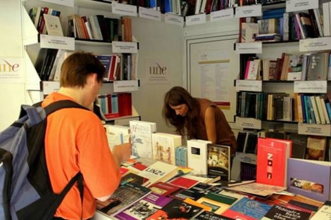 El expositor de la UNE en la Feria del Libro de Madrid. | E.M.