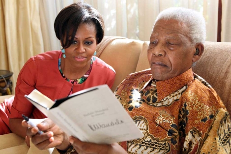 Michelle Obama junto a Nelson Mandela, en Johannesburgo. | Reuters