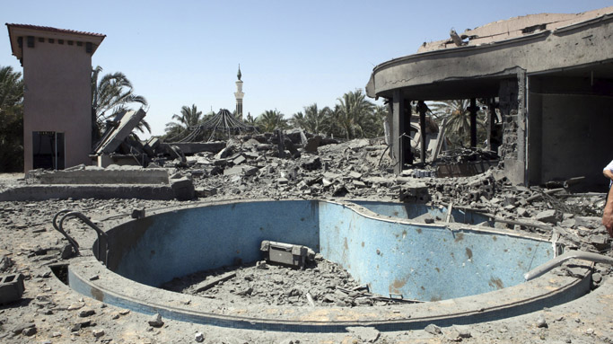 Restos del edificio que bombarde la OTAN y que era propiedad de un colaborador de Gadafi. | Efe
