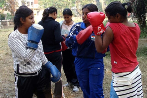 Jvenes boxeadoras en Calcuta.| Panos Londonndon
