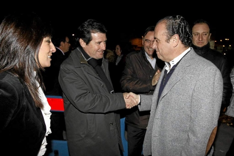 Jos Ciscar saluda a Ripoll en un mtin en Orihuela, en 2009. | Roberto Prez