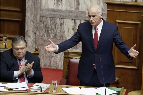 El ministro de Finanzas aplaude la intervencin de Papandre en el Parlamento. | Reuters
