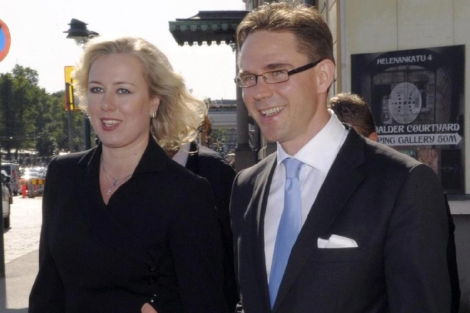 La nueva ministra de Finanzas y el primer ministro finlands en Helsinki. | Ap