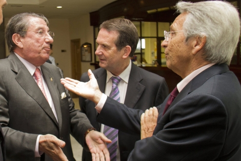 Vzquez (i), junto al alcalde vigus Abel Caballero y al copresidente de Novacaixagalicia, Julio Fernndez Gayoso. | Efe