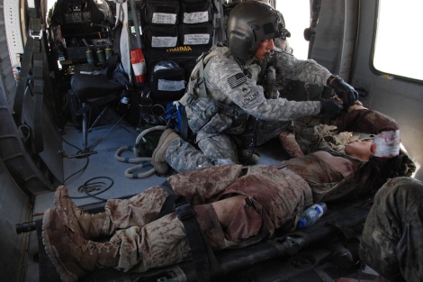 Un helicptero evaca un soldado estadounidense herido. | Mnica Bernab