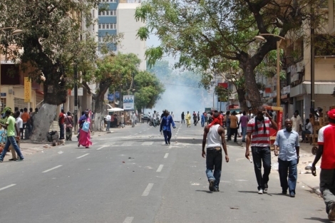 Los manifestantes protestan en las calles de Dakar. | C. V.