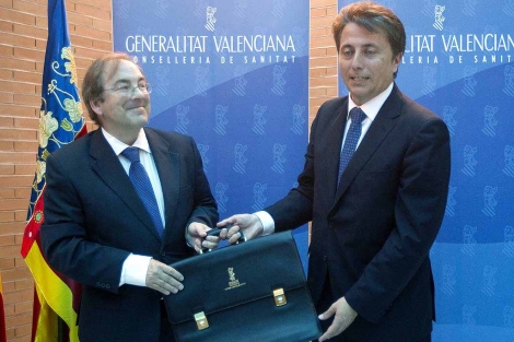 Luis Rosado recibe la cartera de manos de Manuel Cervera | E.M.