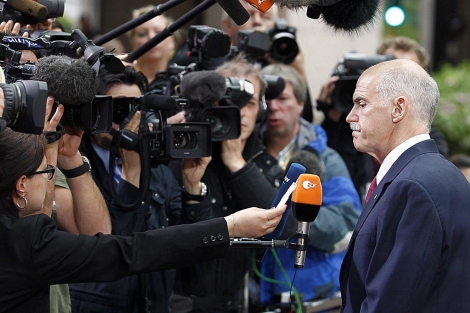 El primer ministro griego Yorgos Papandru atiende a los medios a su llegada a la cumbre de jefes de estado de la UE que se celebra en Bruselas | Bruno Fahy