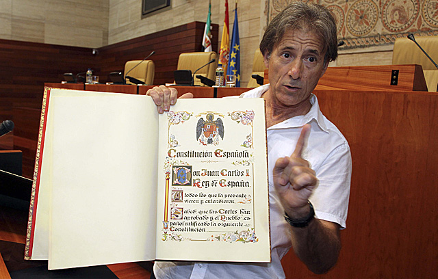 Pedro Escobar muestra el ejemplar de la Constitución sobre el que juran sus cargos los diputados regionales. | Jero Morales