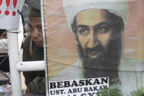 Un poster con la imagen de Osama Bin Laden en Indonesia. | Ap