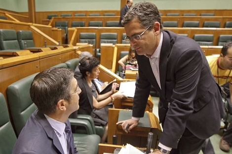 Antonio Basagoiti habla con Patxi Lpez en el Pleno del Parlamento. | Ef