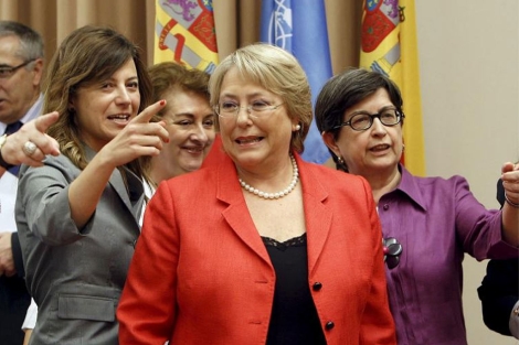Bibiana Aído (izquierda), junto a Bachelet en una visita al Congreso de los Diputados. | Efe