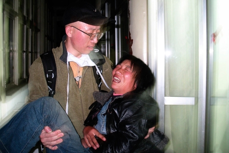 Imagen del disidente sosteniendo a un enfermo de sida, en 2008. | Reuters