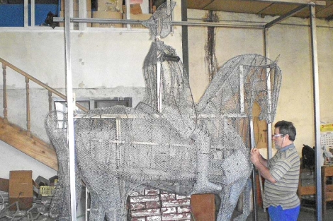 Ramiro Ribas trabaja en su taller en la estatua de Carlos III.
