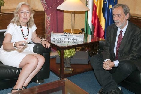 La presidenta del Parlamento de Andaluca, con el Defensor del Menor. | E. Lobato