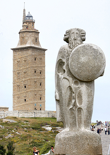 La Torre de Hrcules y sus alrededores, en 2009. | Efe
