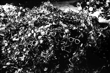 Miles de gafas amontonadas en las cmaras de gas de Auschwitz. | Efe