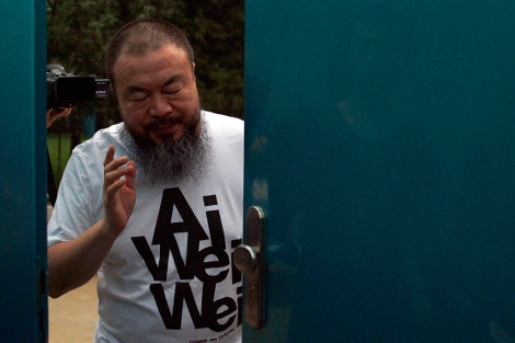 Ai Weiwei, la semana pasada ante su domicilio. | Reuters